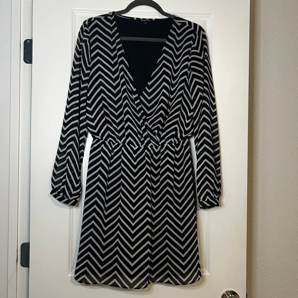 Express Women’s Black and White Chevron Dress Size Medium - Picture 1 of 6